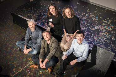 Von oben fotografiertes Gruppenbild von Preisträgern