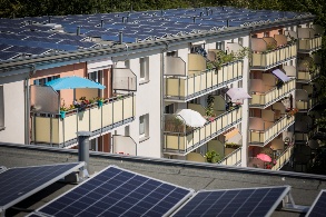 Gebäude mit Solaranlage auf dem Dach