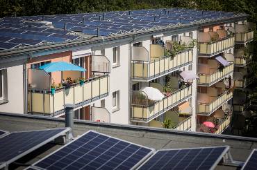 Solaranlage auf einem mehrgeschossigen Mietshaus