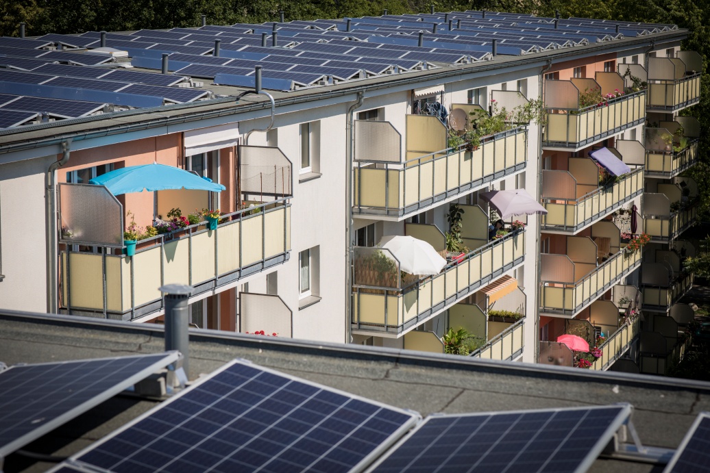 Solaranlage auf einem mehrgeschossigen Mietshaus