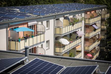 Solaranlage auf einem mehrgeschossigen Mietshaus