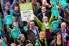 Bei einer Demonstration zeigen Menschen Plakate des Bündnis Bürgerenergie 