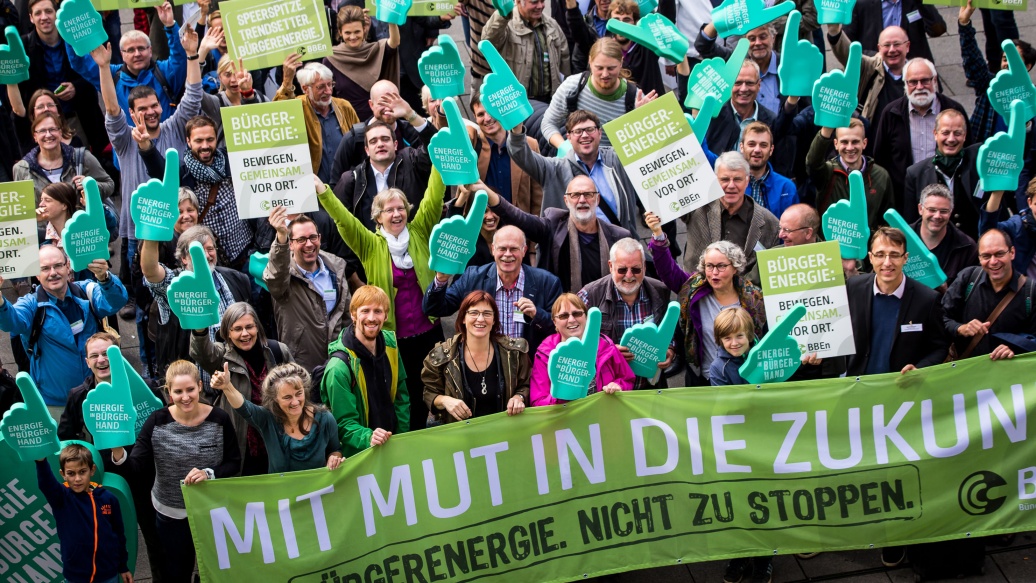 Bei einer Demonstration zeigen Menschen Plakate des Bündnis Bürgerenergie.