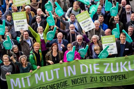 Bei einer Demonstration zeigen Menschen Plakate des Bündnis Bürgerenergie.
