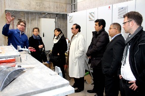 Peruanische Delegation besucht die Heizzentrale des EWS-Nahwärmnetzes in Zell im Wiesental