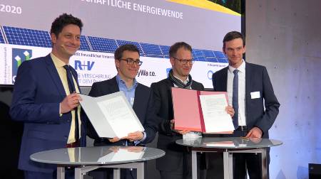 Vier Herren zeigen Verträge