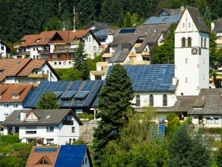 Photovoltaik-Module auf den Dächern Schönaus