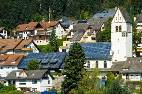 Photovoltaik-Module auf den Dächern Schönaus