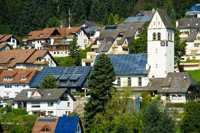 Photovoltaik-Module auf den Dächern des Schwarzwaldstädtchens Schönau