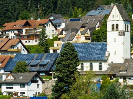 Ansicht des Ortes Schönau, im Zentrum die Kirche mit dem komplett mit PV-Modulen bestückten Dach.