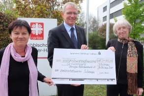 Spende der EWS an den Caritasverband Breisgau-Hochschwarzwald für die Aktion Stromspar-Check PLUS