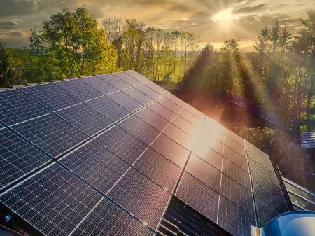 Dach-PV-Module werden von der Abendsonne angestrahlt