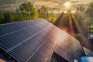 Dach-PV-Module werden von der Abendsonne angestrahlt