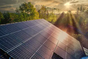 Dach-PV-Module werden von der Abendsonne angestrahlt