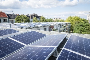 Ein Mietshausblock mit Solarpanels