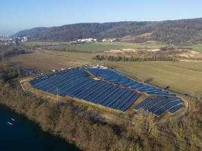 Wir machen eine Mülldeponie produktiv – und erzeugen genossenschaftlich sauberen Strom für 1.300 Haushalte aus der Sonne. Der «Solarpark am Rhein» in Rheinfelden-Herten ging Ende 2016 in Betrieb.