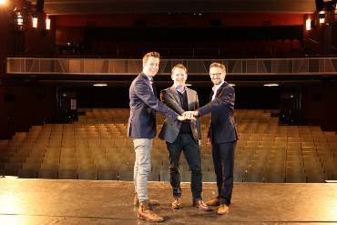 Die Leiter des Gloria-Theaters mit EWS-Regionalmanager Kilian Topp