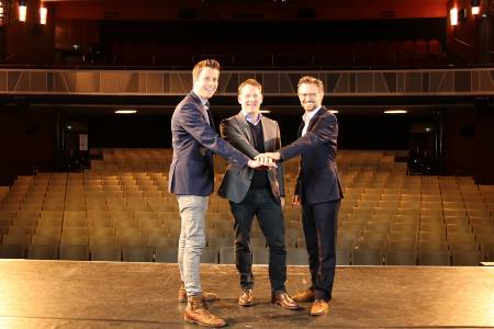 Die Leiter des GLoria-Theaters mit EWS-Regionalmeanager Kilian Topop