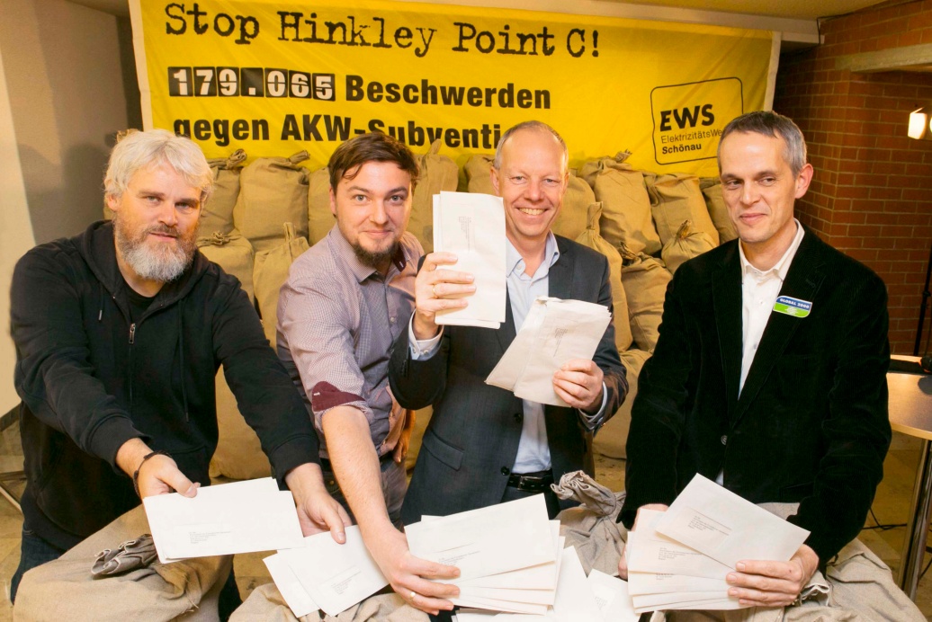 Jochen Stay, Sebastian Sladek, Thomas Jorberg und Reinhard Uhrig beim Packen der Beschwerdebriefe