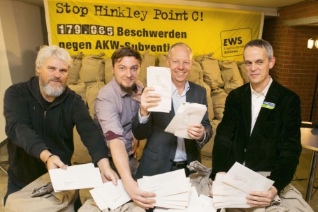 Jochen Stay, Sebastian Sladek, Thomas Jorberg und Reinhard Uhrig beim Packen der Beschwerdebriefe