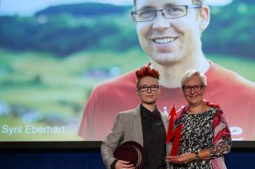 Kade und Marlis Toneatti vor einer Projektion des Stromrebells Syril Eberhart