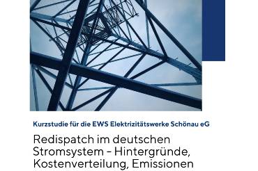Titelbild der Studie «Redispatch im deutschen Stromsystem - Hintergründe, Kostenverteilung, Emissionen», bebildert mit der Ansicht eines Strommasten von unten
