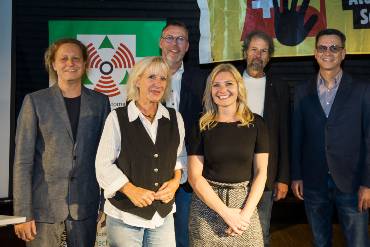 Gruppenfoto von vier Männern und zwei Frauen