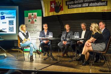 Podiumsdiskussion auf der Bühne des Freiburger Jazzhaus