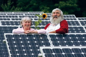 Ursula und Dr. Michael Sladek inmitten einer Photovoltaikanlage