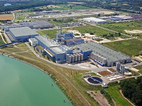 Luftbildaufnahme der am Rhein liegenden Papierfabrik in Wörth, von der die EWS ihr Biogas beziehen