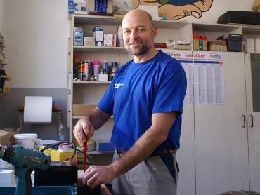 Netztechniker in der Werkstatt