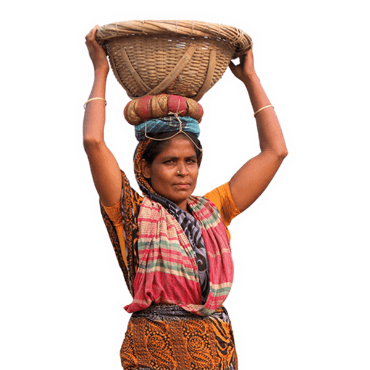 Frau aus Bangladesch in traditionellen bunten Gewändern, die einen geflochtenen Bastkorb auf dem Kopf trägt