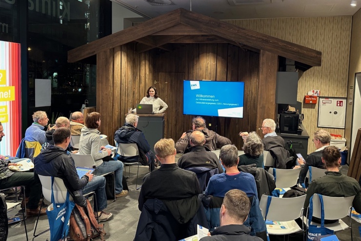 Dach-PV-Module werden von der Abendsonne angestrahlt