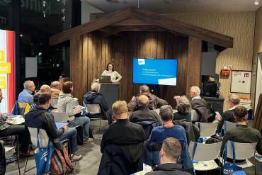 Dach-PV-Module werden von der Abendsonne angestrahlt