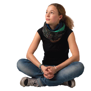 Junges Mädchen, das auf dem Boden sitzt