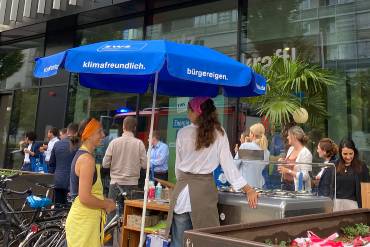 Ein Eiswagen vor dem EWS-Store