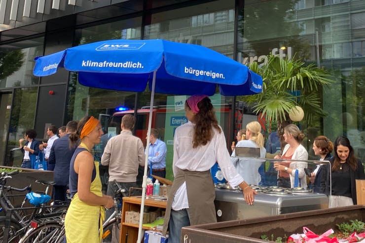 Ein Eiswagen vor dem EWS-Store