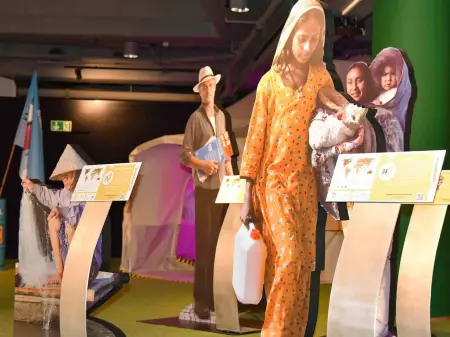 Mehrere Pappaufsteller, die Menschen in Lebensgröße zeigen, stehen gruppiert in einem Raum