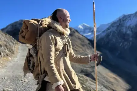 Der Paläontologe Markus Klek in urtümlicher Steinzeit-Lederkleidung