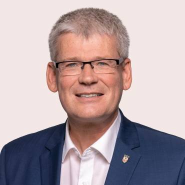 Portraitfoto von Helmut Kleebank
