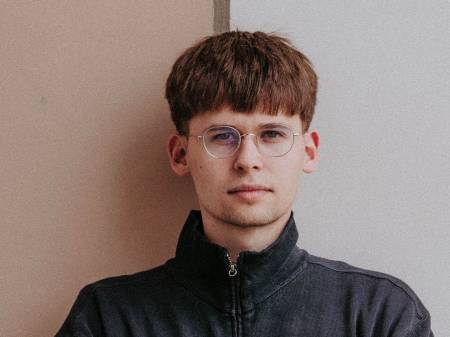 Portrait: Jakob Springfeld vor einer zweifarbigen Wand