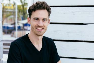 Portraitfoto von Simon Mohn
