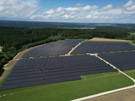 Luftansicht eines großen Solarparks