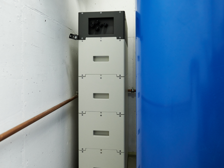 Große Speicheranlage steht in einem Kellergang