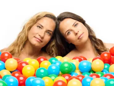 Portrait der Musikerinnen Ariane Müller und Julia Gámez Martín  in einem Bällebad