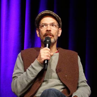 Thorsten Donnermeier spricht in ein Mikrofon