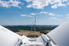 Luftaufnahme der drei Windenergieanlagen
