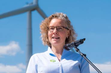 Julia Verlinden hält vor einer der neuen Anlagen eine Ansprache