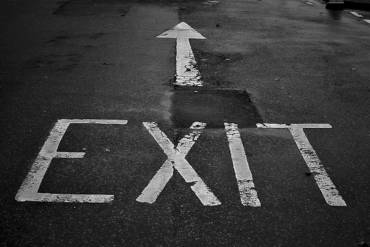 Straßenbeschriftung «EXIT» mit Richtungspfeil