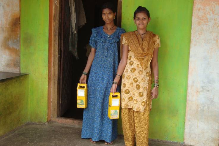 Adivasi-Frauen mit Solarlampen